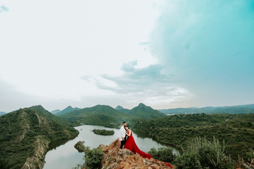 Amazing props to make a pre-wedding shoot look Wow