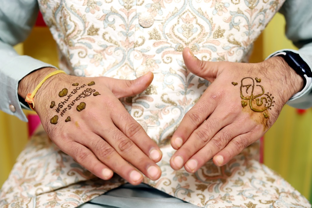 Groom's mehandi picture- From Denver to ‘I DO’