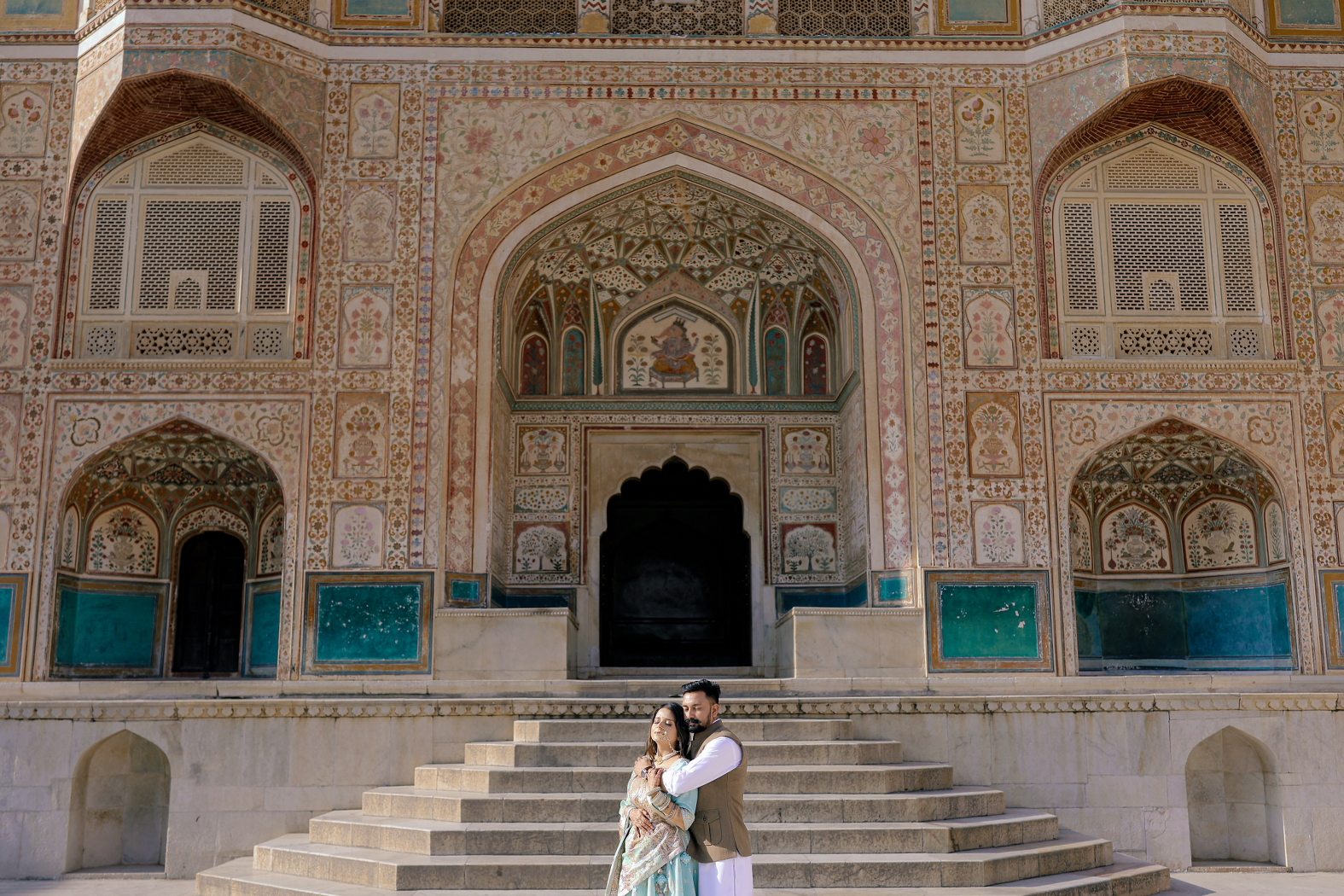 Pre wedidng phot of couple in front of Amer Fort Jaipur